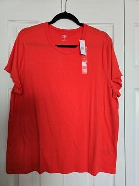 GAP Women's Short Sleeve Crew T-Shirt in Bright Red